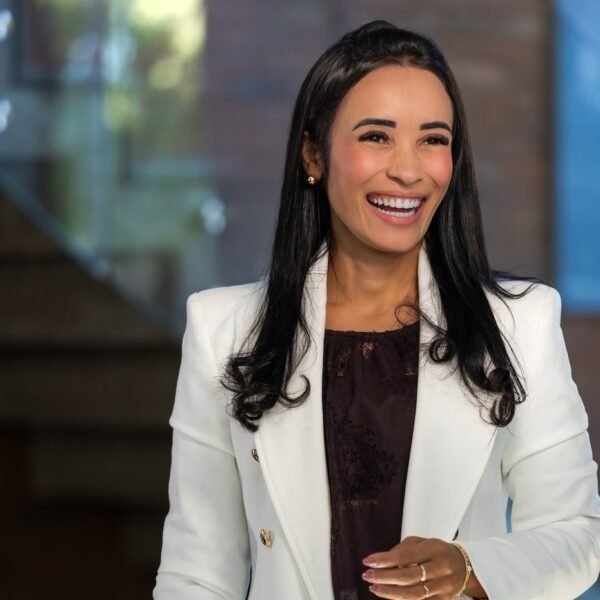 Aline Santos foca em eficiência e alta performance de longo prazo para atuar com responsabilidade no mercado imobiliário de alto padrão.