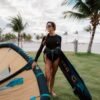A influenciadora Tayane Dalazen aproveita o kitesurf no Carnaúba Wind House, em Preá (CE).