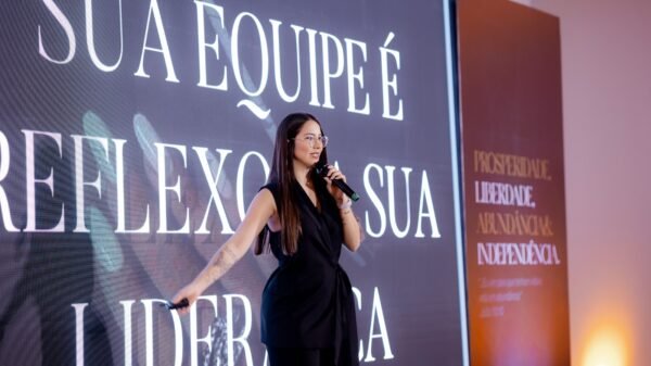 Lara Andrade, proprietária do Studio Andrade, cliente da Belasis, empresa especializada em soluções de gestão para negócios do setor de beleza.