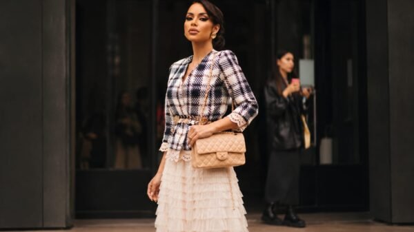 Giovanna Veríssimo afirma que a roupa é apenas parte da conversa sobre moda, comportamento e estilo, e a verdade é fundamental nesse conceito.