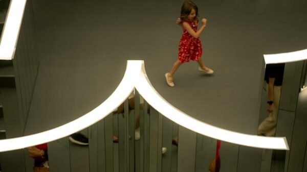 Crianças a partir de 4 anos podem explorar a arte, a natureza e a imaginação em atividades da exposição Sou o Outro do Outro, de Es Devlin, na Casa Bradesco.