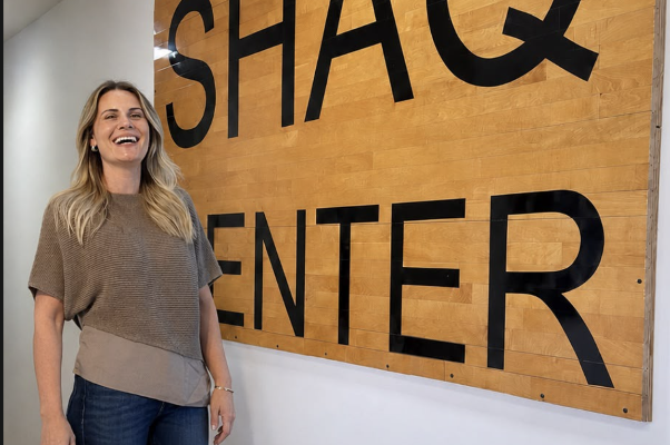 Designer brasileira Andria Tagliari, à frente do trabalho, na antiga residência de Shaquille O'Neal.