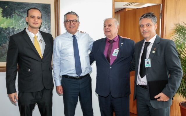 Dr. Igor Soares (delegado da FENAB), Ministro Alexandre Padilha, Dr. Jean Luís (Presidente da SBA) e Alexander da Silveira Assunção (Presidente do CNAA).