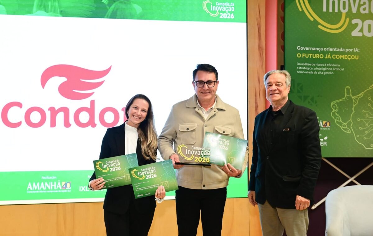 Fernanda Santos, Head de Inovação, e Gilson Gugelmin, Diretor Administrativo, Financeiro e Inovação, da Condor, celebram o 9º lugar conquistado pela empresa no ranking Campeãs da Inovação, do Grupo AMANHÃ.