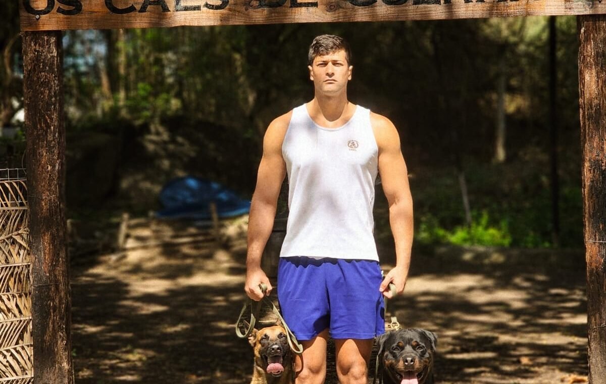 Soldado Fuzileiro Naval Lucas Oliveira Pereira conquistou a certificação internacional BH para o Cão de Guerra Quill.