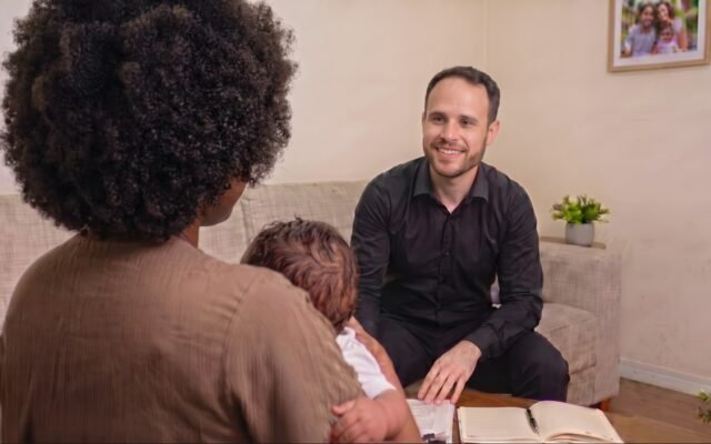 O advogado Artur atendendo na casa de uma cliente.