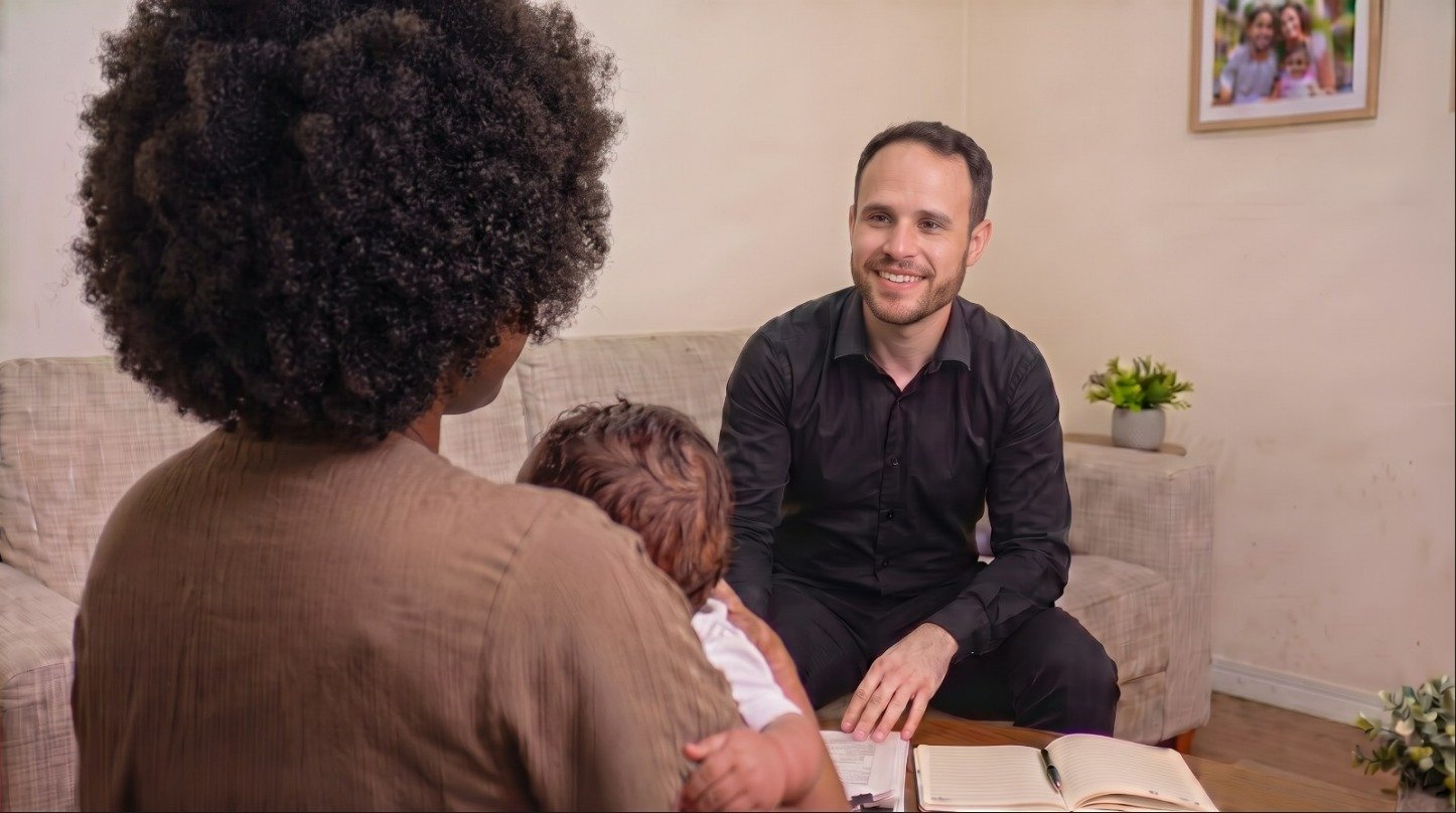 O advogado Artur atendendo na casa de uma cliente.
