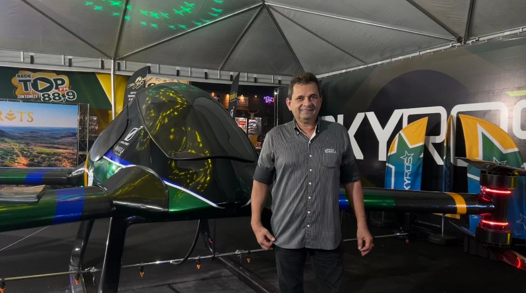 Urandir Fernandes de Oliveira, presidente de Dakila Pesquisas, ao lado do Skyros durante a 86ª Expogrande 2026.