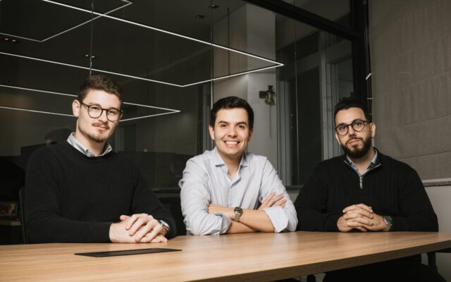 Henrique Harff (à esq.), Vinicius Tondin e João Victor Lins, da Ousen, hub de soluções comerciais para escritórios de advocacia.
