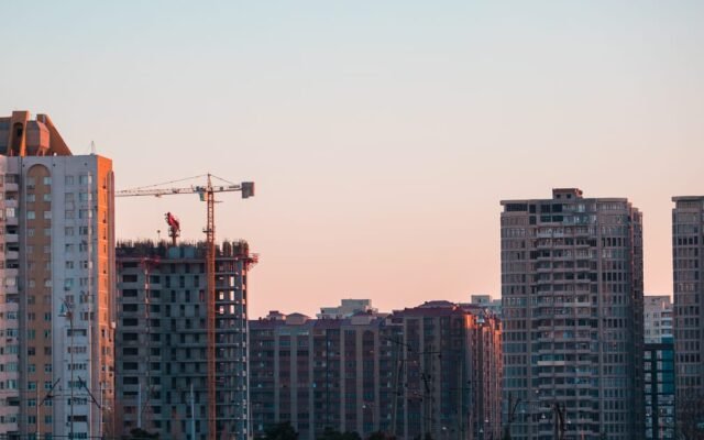 Vista urbana de São Paulo, Brasil, com empreendimentos imobiliários residenciais em construção, edifícios modernos e guindastes ao fundo