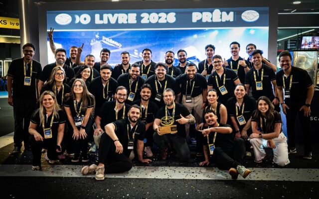 Dhiego Rosa (ao centro com o troféu em mãos) e a equipe do Grupo Escalada comemorando o prêmio de Melhor Consultoria Oficial do Mercado Livre, entregue no Mercado Livre Experience, em São Paulo, em setembro de 2026