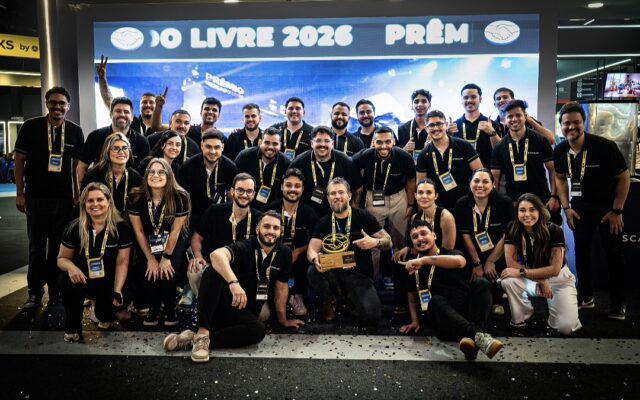 Dhiego Rosa (ao centro com o troféu em mãos) e a equipe do Grupo Escalada comemorando o prêmio de Melhor Consultoria Oficial do Mercado Livre, entregue no Mercado Livre Experience, em São Paulo, em setembro de 2026.
