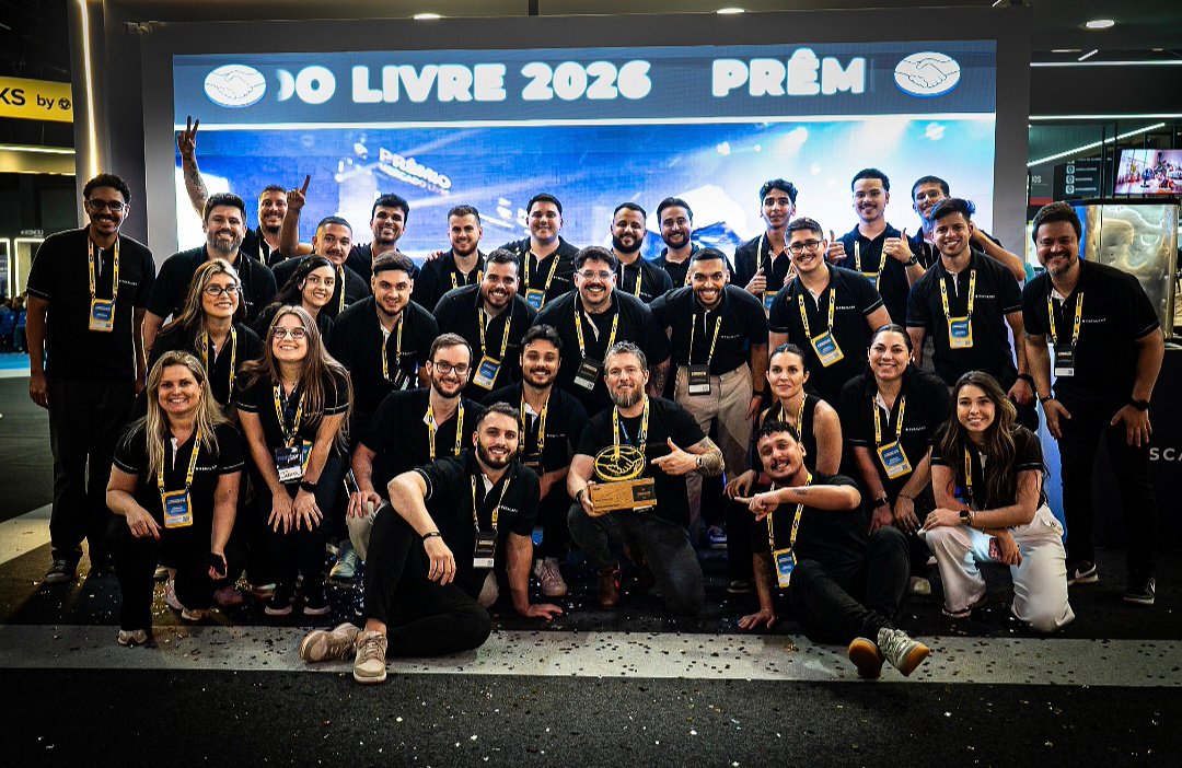 Dhiego Rosa (ao centro com o troféu em mãos) e a equipe do Grupo Escalada comemorando o prêmio de Melhor Consultoria Oficial do Mercado Livre, entregue no Mercado Livre Experience, em São Paulo, em setembro de 2026.