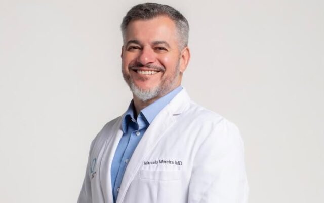 Dr. Marcelo Moreira realiza o lifting endoscópico para esconder as cicatrizes e cuidar da pele.