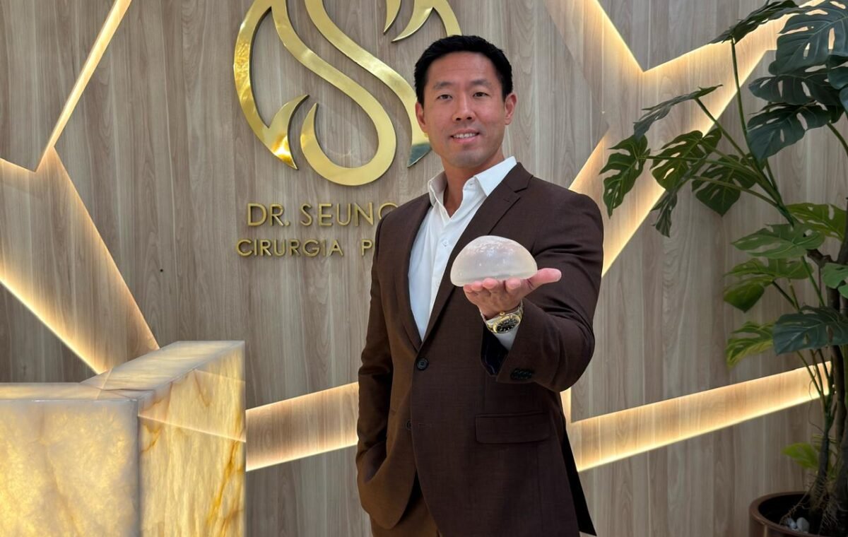 Dr. Seung Hoon Lee é graduado em Medicina, com residência médica em Cirurgia Plástica